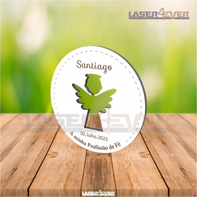 Plaquinha oval branca com anjo verde e texto em português