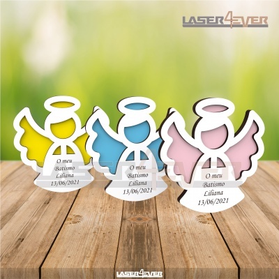 Três figuras de anjo em madeira com texto personalizado sobre mesa de madeira