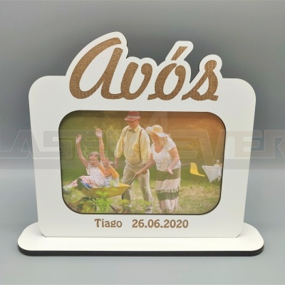 Moldura fotográfica branca com texto 'Avós' e foto de três pessoas ao ar livre