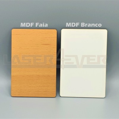 Dois retângulos de MDF, um carvalho claro e outro branco, sobre fundo cinza