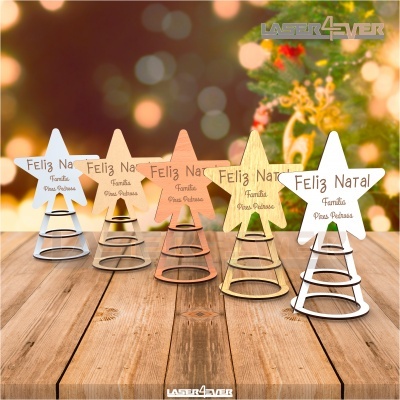 Enfeites de Natal em metal com estrelas e texto 'Feliz Natal Família Pires Pedrosa'