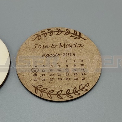 Dois calendários redondos em madeira para agosto 2019 com nomes José & Maria