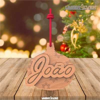 Ornamento natalício em madeira com nome 'João' e cordão vermelho pendurado