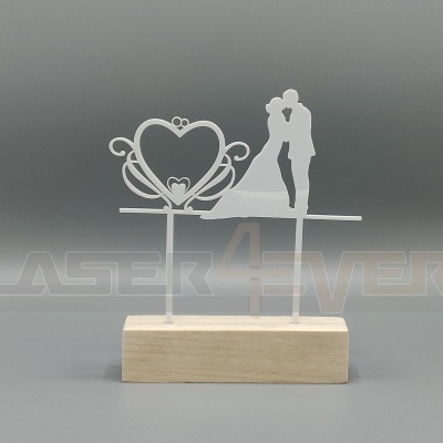 Topo de bolo decorativo com casal de noivos e corações em acrílico branco sobre base de madeira