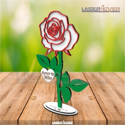 Escultura de rosa branca e vermelha com folhas verdes e coração com texto Amo-te Mãe