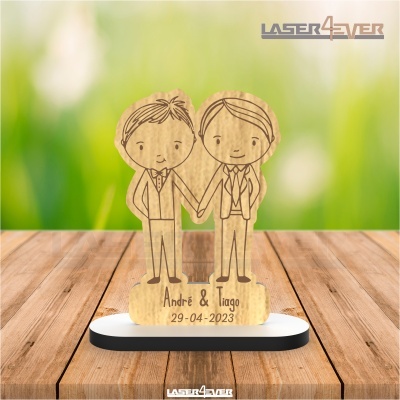 Estatueta de madeira com figura de dois homens de mãos dadas e texto gravado