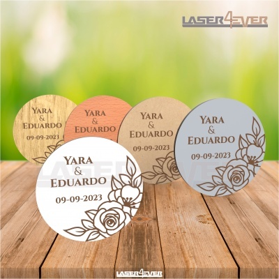 Postais redondos personalizados com nome e data, com design floral em várias cores