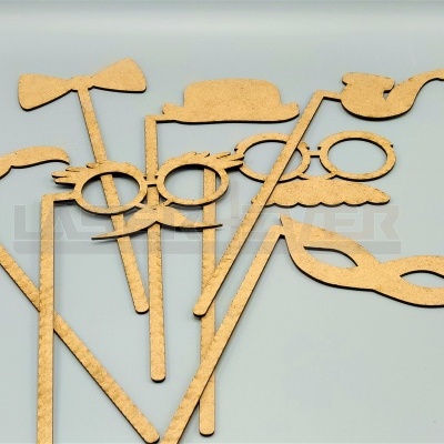 Acessórios para festa feitos de cortiça em tom castanho claro