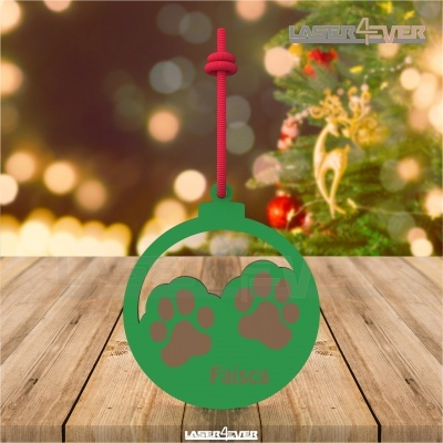 Ornamento de Natal verde com pegadas castanhas e o nome Faisca suspenso com cordão vermelho