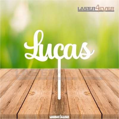 Decoração de madeira branca com a palavra Lucas sobre mesa de madeira