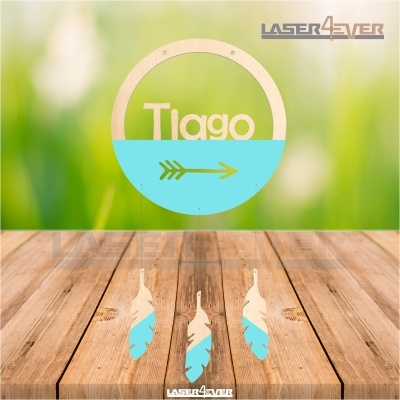 Móbile decorativo em madeira com nome 'Tiago' e penas azuis