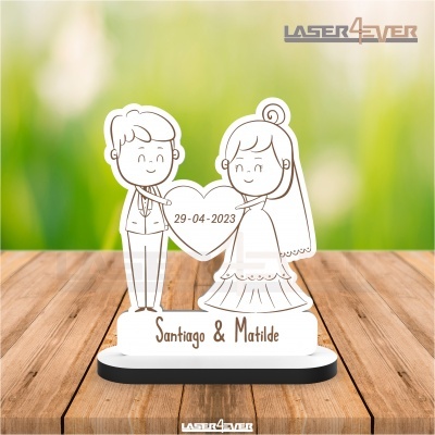 Figura decorativa de casal de noivos segurando coração com data