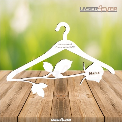 Cabide branco em madeira com design de ramo, nome Maria e texto gravado