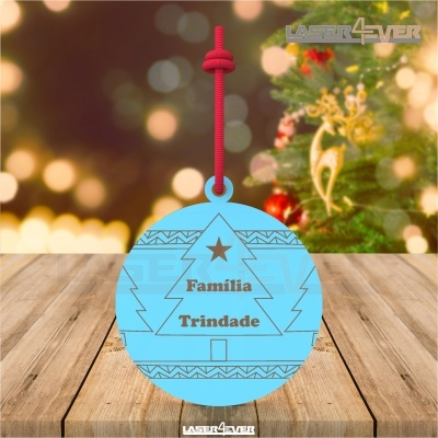 Ornamento de Natal azul com texto 'Familia Trindade' pendurado por cordão vermelho