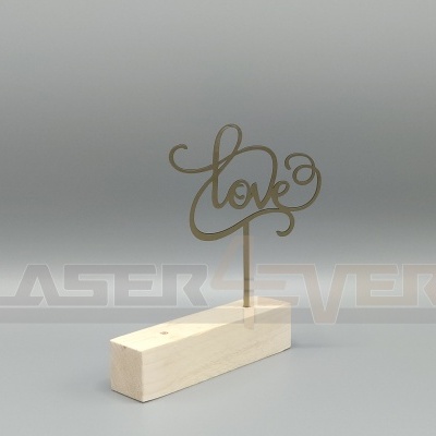 Objeto decorativo com base de madeira clara e palavra 'love' dourada