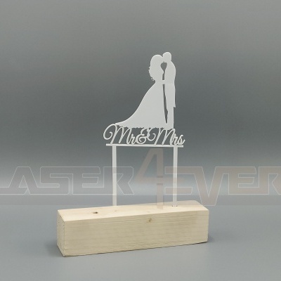 Topo de bolo branco com texto 'Mr & Mrs' e silhueta de casal, base de madeira clara