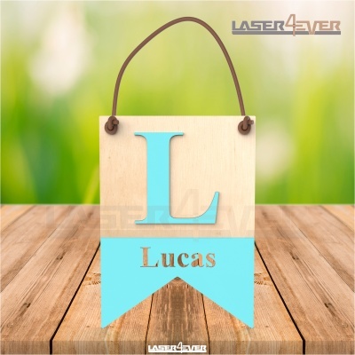 Placa decorativa de madeira azul e natural com o nome Lucas e a letra L.