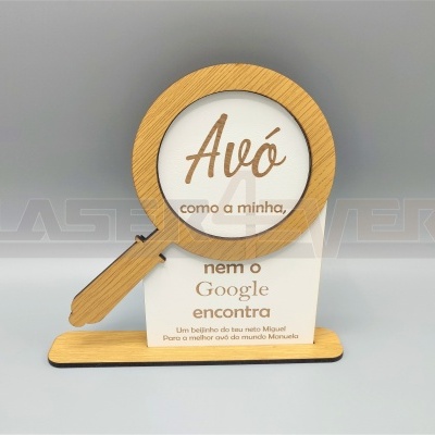 Figura em madeira em forma de lupa com texto impresso sobre base.
