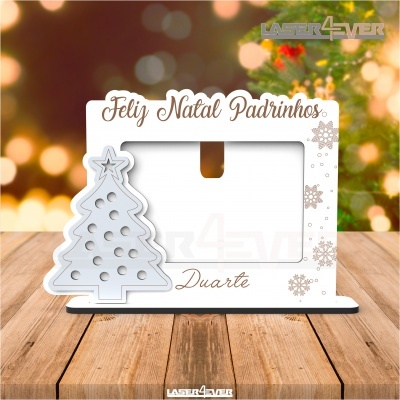 Porta-foto branco com árvore de Natal 3D e texto em português sobre base preta