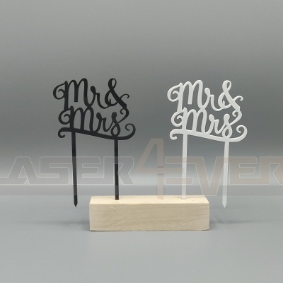 Sinais decorativos em acrílico preto e branco com texto Mr & Mrs em suporte de madeira