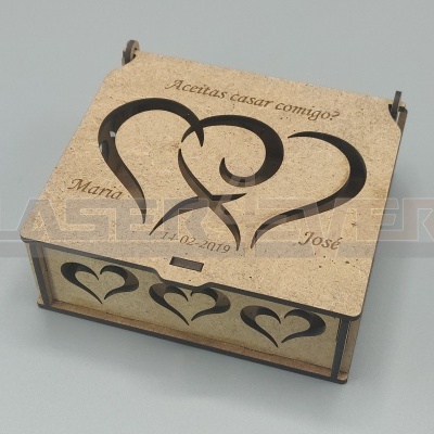 Caixa de madeira gravada com corações e texto de pedido de casamento