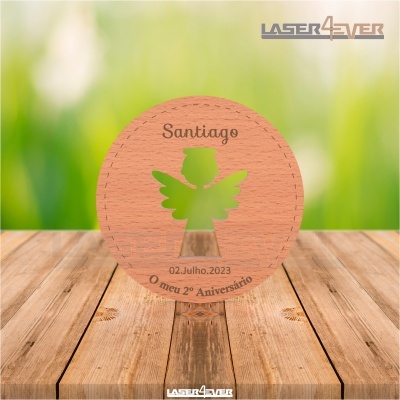Disco de madeira gravado a laser com figura de anjo e texto comemorativo