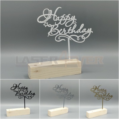 Enfeites 'Happy Birthday' em diferentes cores com base de madeira clara