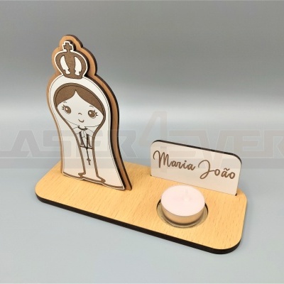 Base de madeira com vela, cartão com nome Maria João e figura feminina com coroa.