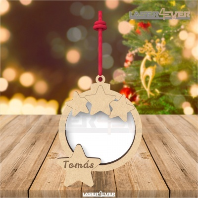 Enfeite circular de Natal em madeira com estrelas e nome Tomás, pendurado com fio vermelho