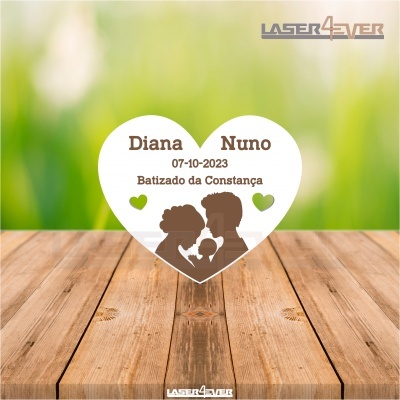 Cartão em forma de coração com texto e silhuetas sobre mesa de madeira