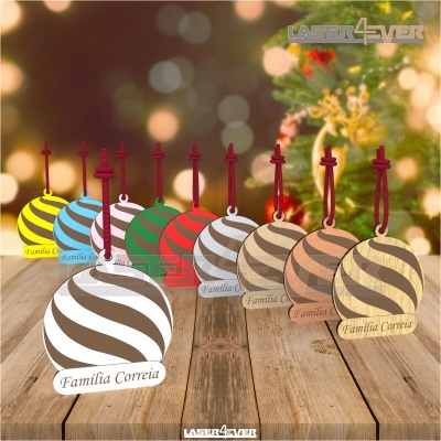 Oito autocolantes coloridos pendurados com inscrição Familia Correia numa mesa de madeira com fundo natalício desfocado