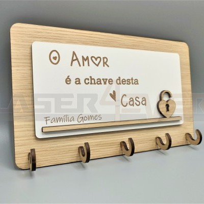Suporte de madeira com placa branca gravada e cinco ganchos