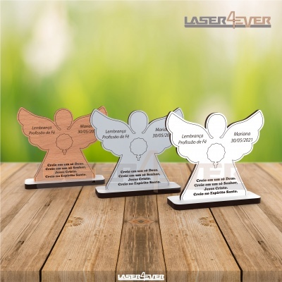 Três anjos decorativos personalizados com mensagens religiosas, em madeira, quartzo rosa e acrílico branco