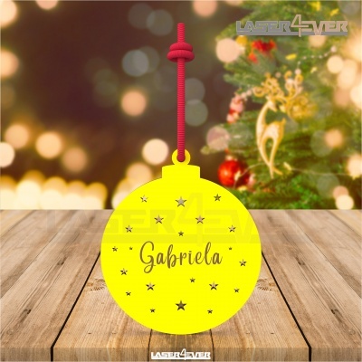 Enfeite de Natal amarelo com nome Gabriela e estrelas em fundo de madeira