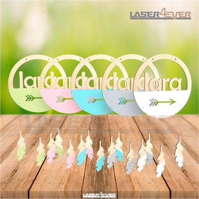 Cinco decorações de parede circulares com o nome 'lara' e penas penduradas, em várias cores pastel