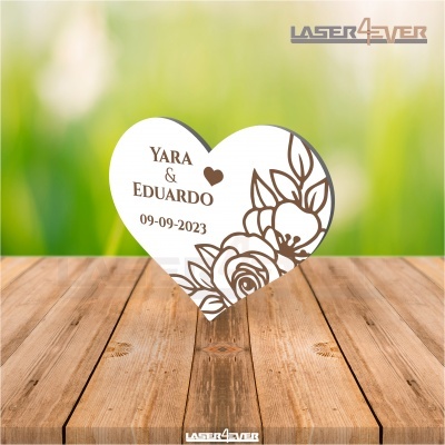 Coração branco gravado a laser com nomes, data e padrão floral
