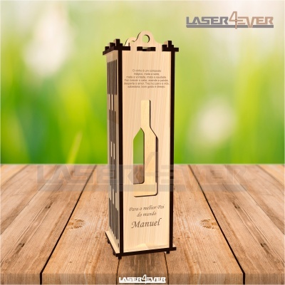 Caixa de madeira para garrafa de vinho com gravação personalizada e fundo desfocado