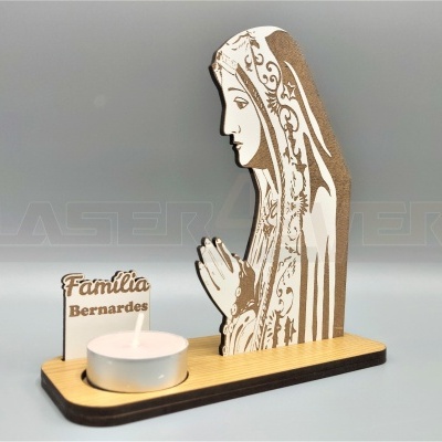 Escultura em madeira da Virgem Maria com suporte para vela e placa Família Bernardes