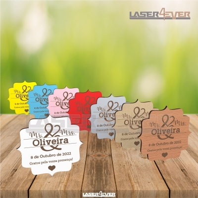 Porta-copos coloridos com texto impresso sobre superfície de madeira