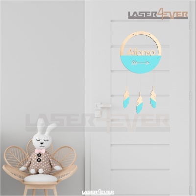 Adesivo decorativo com nome Afonso na porta branca ao lado de cadeira com boneco de coelho