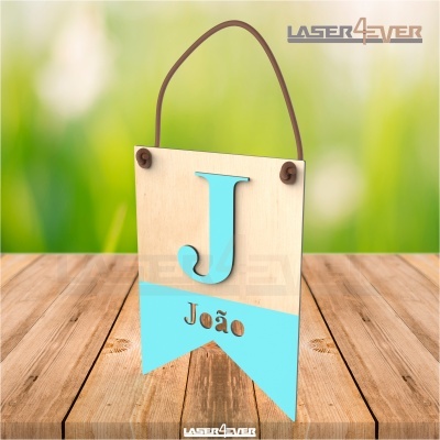 Penduradouro decorativo de madeira com letra J azul e nome João