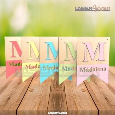 Placas de madeira com o nome Madalena em várias cores sobre madeira rústica