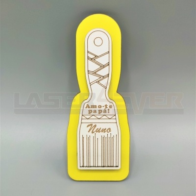 Chaveiro trincha madeira clara com texto 'Amo-te papá! Nuno' e suporte amarelo