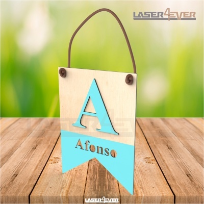 Placa decorativa em madeira com letra A azul e texto Afonso, pendurada por corda