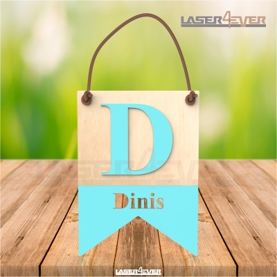 Pendente decorativo em madeira com letra D e nome Dinis em azul e castanho