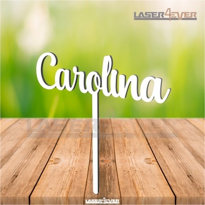 Topo de bolo em acrílico branco com o nome Carolina sobre mesa de madeira