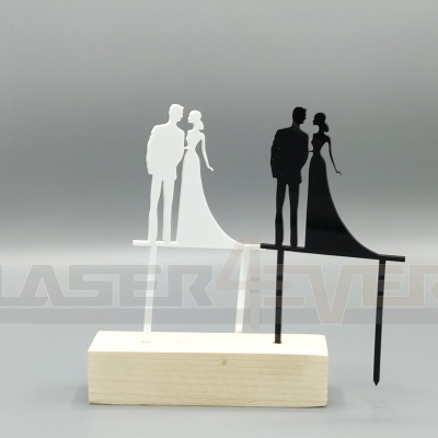 Dois toppers para bolo de casal em acrílico branco e preto com base de madeira