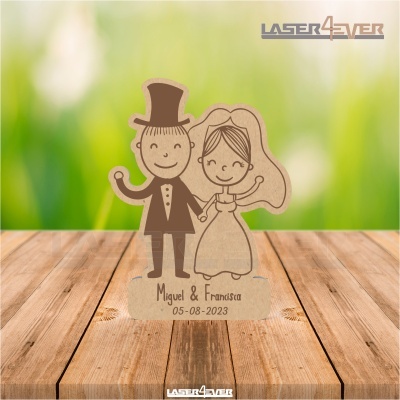 Figura decorativa de casal de noivos em madeira com nomes e data