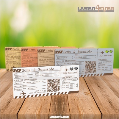 Convites estilo bilhete de avião em cores claras sobre superfície de madeira