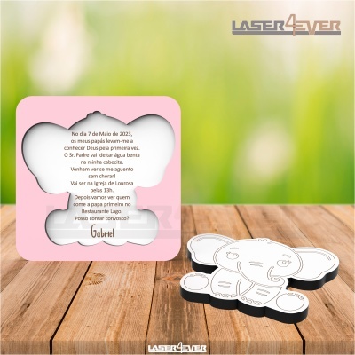 Convite de batizado em madeira em forma de elefante com porta-convite rosa